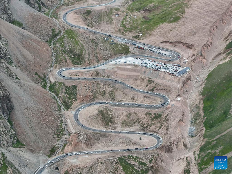 Rodovia Dushanzi-Kuqa de Xinjiang registra boom de turismo no ver?o