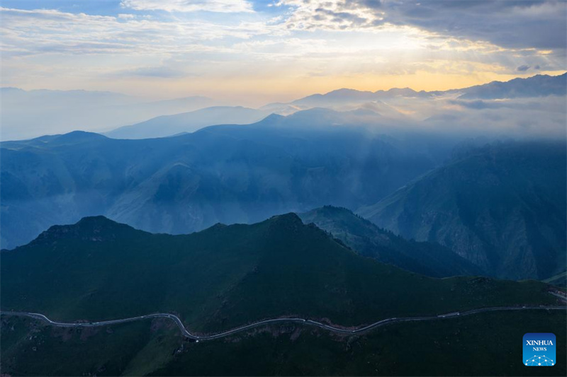 Rodovia Dushanzi-Kuqa de Xinjiang registra boom de turismo no ver?o