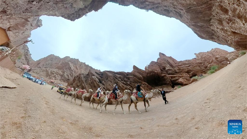 Rodovia Dushanzi-Kuqa de Xinjiang registra boom de turismo no ver?o