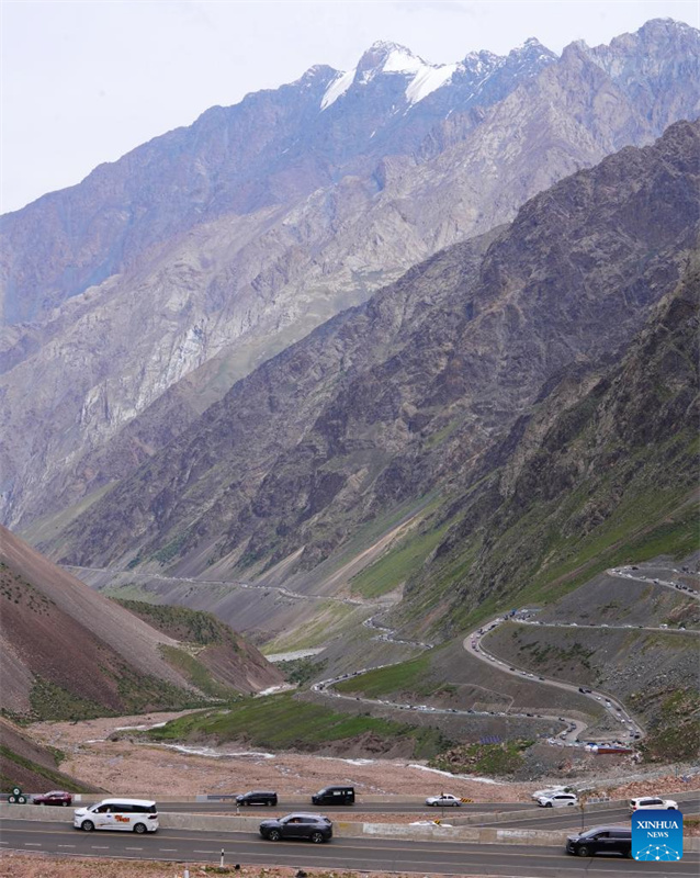 Rodovia Dushanzi-Kuqa de Xinjiang registra boom de turismo no ver?o