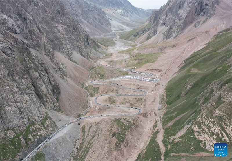 Rodovia Dushanzi-Kuqa de Xinjiang registra boom de turismo no ver?o