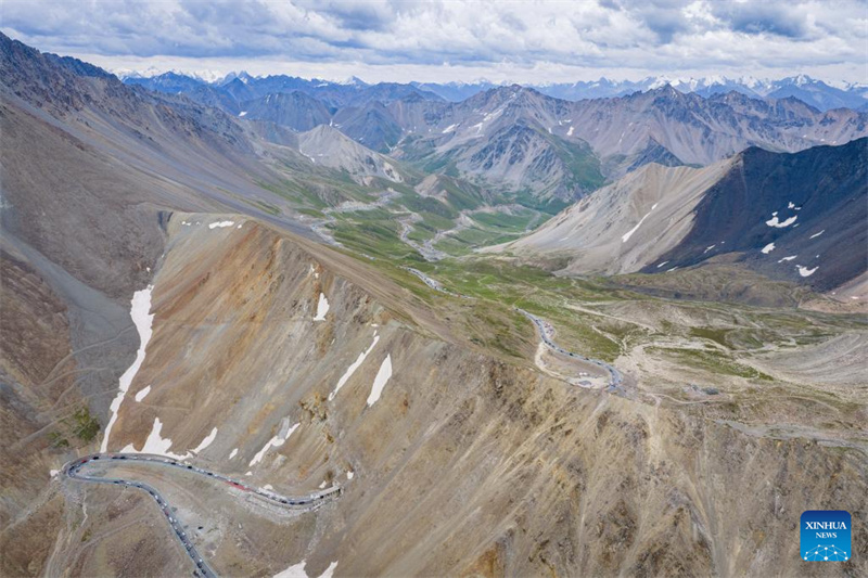 Rodovia Dushanzi-Kuqa de Xinjiang registra boom de turismo no ver?o