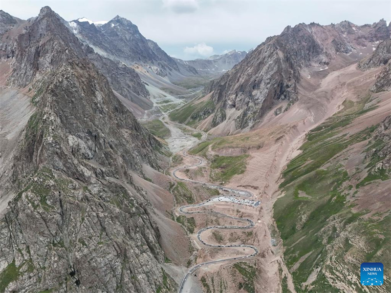 Rodovia Dushanzi-Kuqa de Xinjiang registra boom de turismo no ver?o