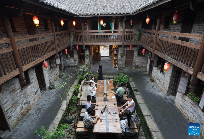 Complexo murado de Hakka em Jiangxi atrai turistas