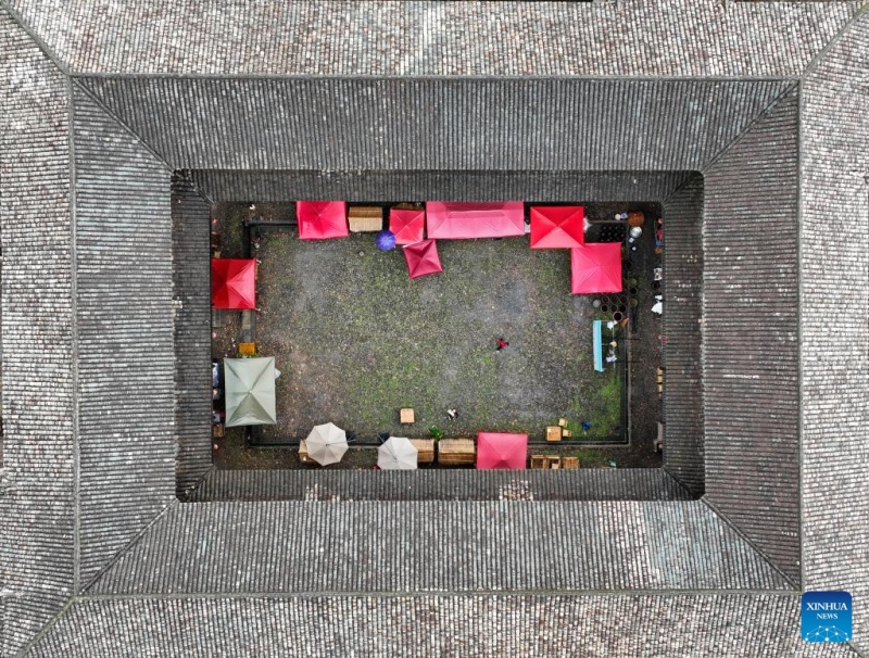 Complexo murado de Hakka em Jiangxi atrai turistas