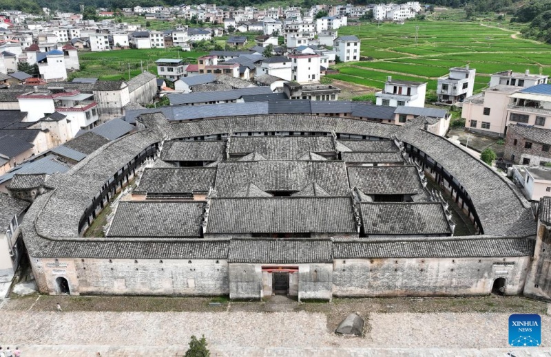 Complexo murado de Hakka em Jiangxi atrai turistas
