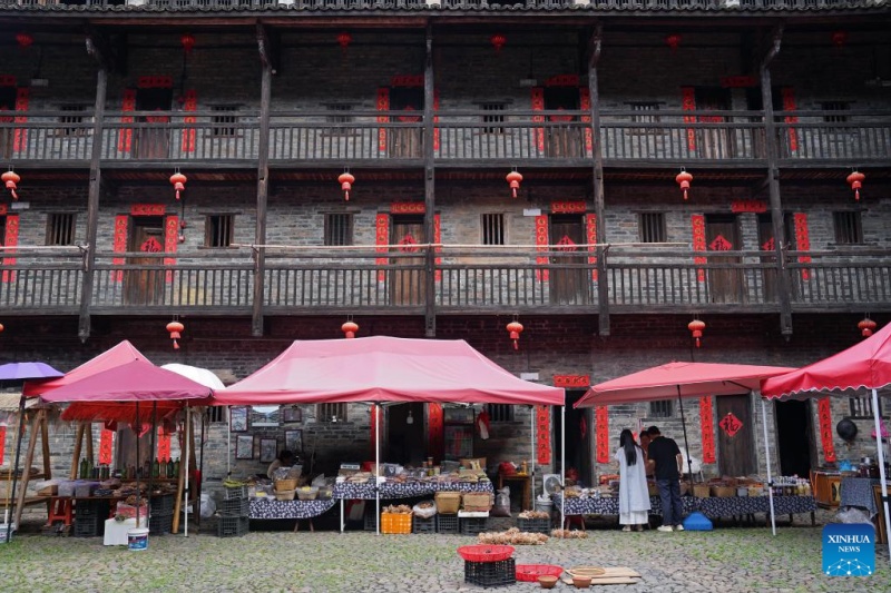 Complexo murado de Hakka em Jiangxi atrai turistas