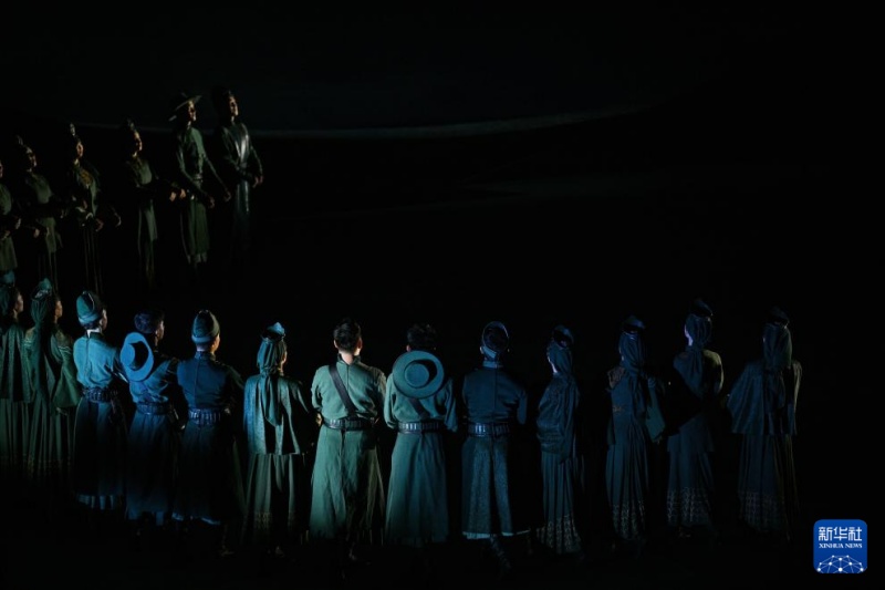 Festival internacional de dan?a come?a em Xinjiang, na China, com 52 apresenta??es