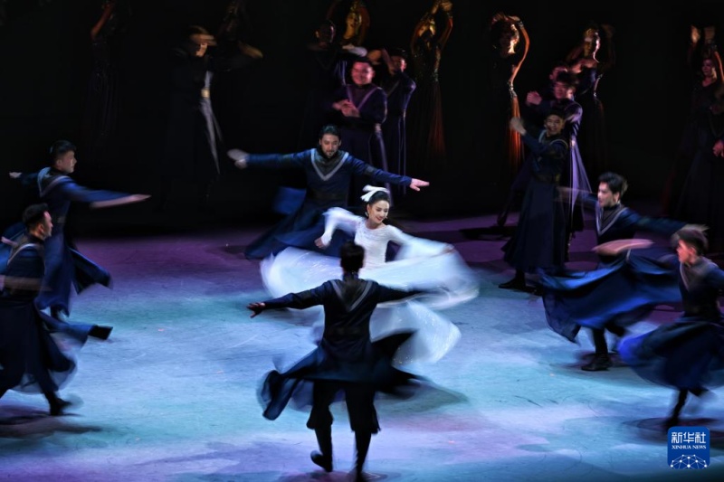 Festival internacional de dan?a come?a em Xinjiang, na China, com 52 apresenta??es