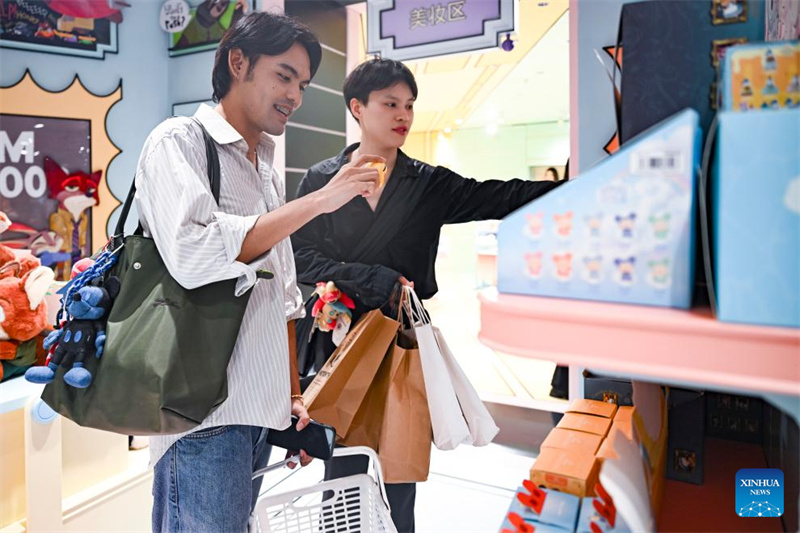 Turistas estrangeiros aderem à febre das compras em Shanghai