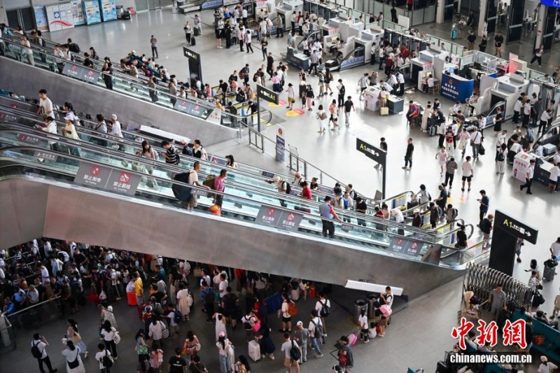 Tráfego ferroviário de passageiros na China atinge mais de 300 milh?es durante temporada de ver?o