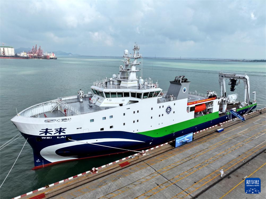 Primeiro navio experimental de tecnologia inteligente verde de águas profundas da China fica ancorado num porto de Jiangsu