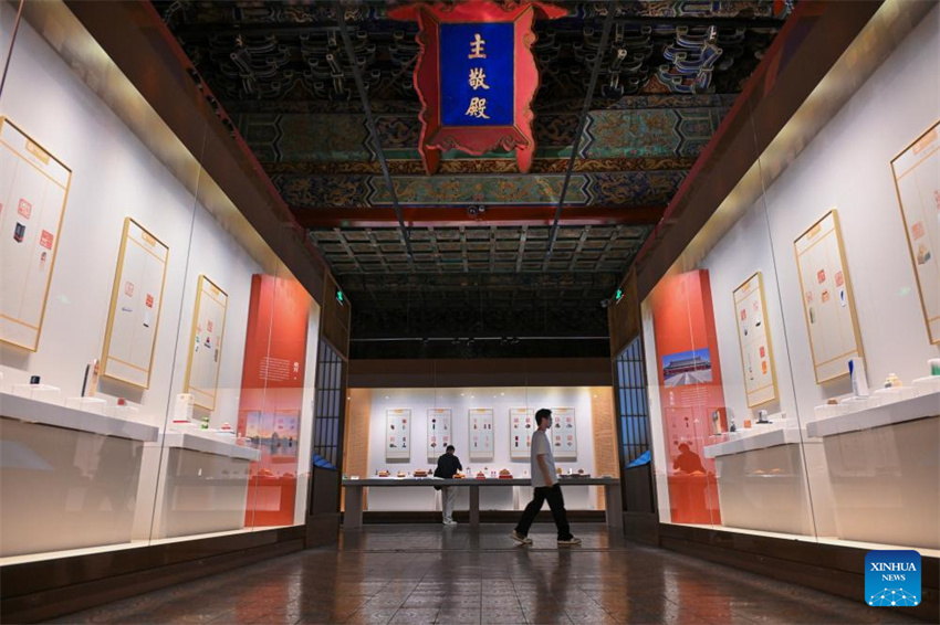 Exposi??o de arte de entalhe de sinetes para o eixo central de Beijing inaugurada na Cidade Proibida