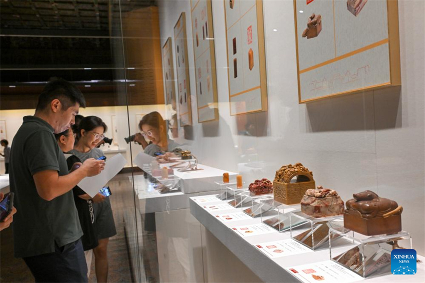 Exposi??o de arte de entalhe de sinetes para o eixo central de Beijing inaugurada na Cidade Proibida