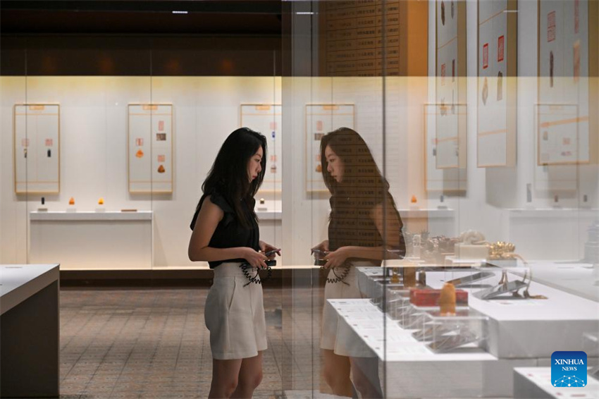 Exposi??o de arte de entalhe de sinetes para o eixo central de Beijing inaugurada na Cidade Proibida
