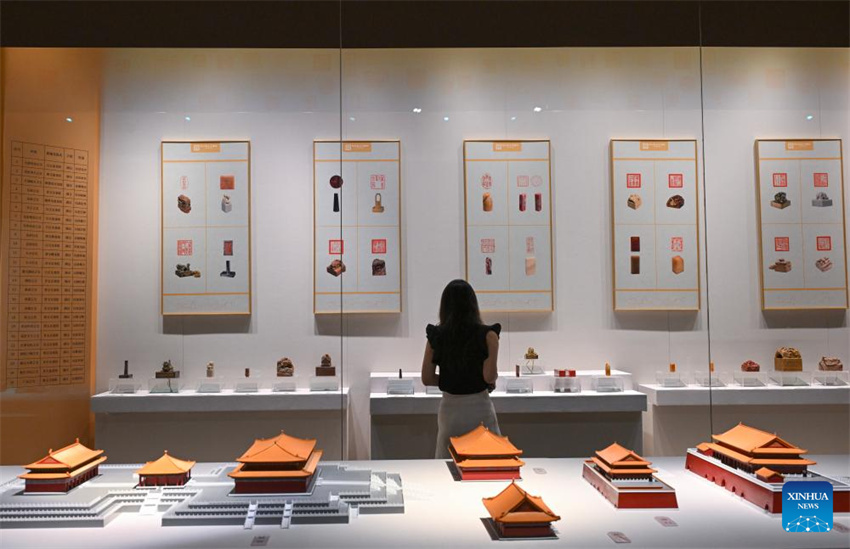 Exposi??o de arte de entalhe de sinetes para o eixo central de Beijing inaugurada na Cidade Proibida