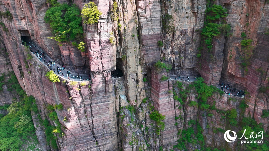 China em movimento: estrada esculpida em penhasco vira símbolo de supera??o e progresso