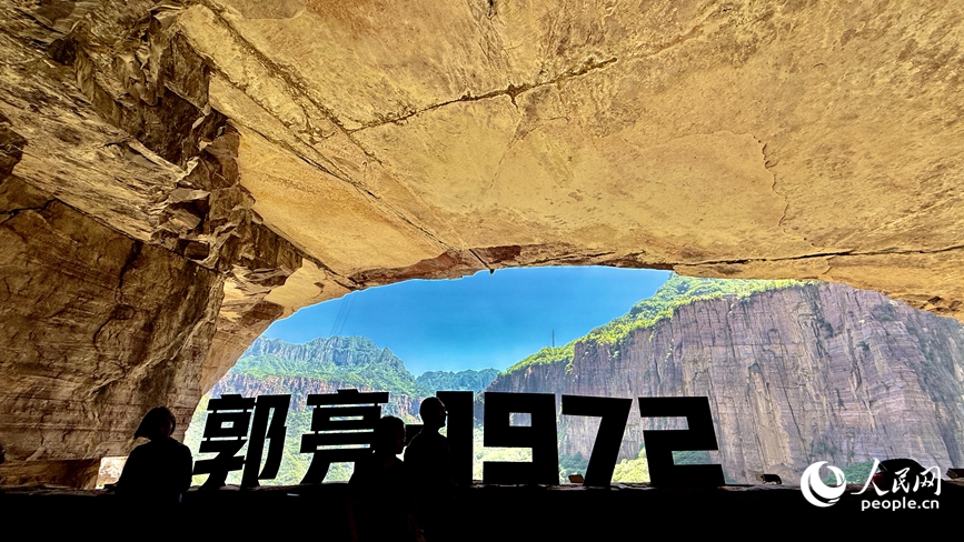 China em movimento: estrada esculpida em penhasco vira símbolo de supera??o e progresso