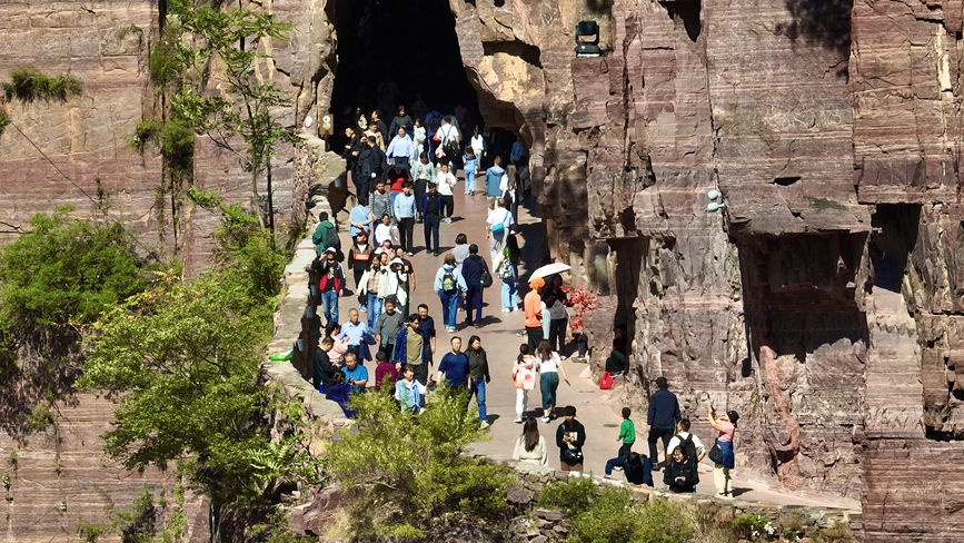 China em movimento: estrada esculpida em penhasco vira símbolo de supera??o e progresso