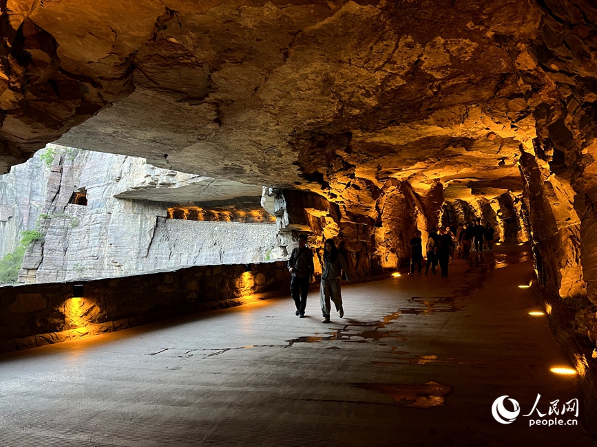 China em movimento: estrada esculpida em penhasco vira símbolo de supera??o e progresso