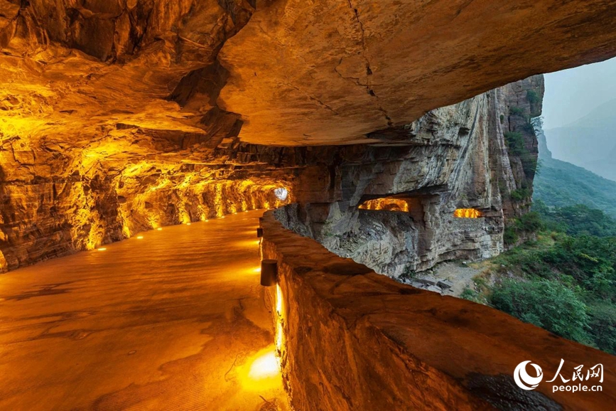 China em movimento: estrada esculpida em penhasco vira símbolo de supera??o e progresso