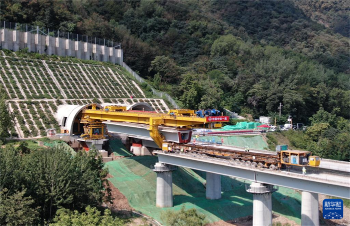 Conclus?o da instala??o de todas as pontes da ferrovia de alta velocidade Xi’an-Ankang