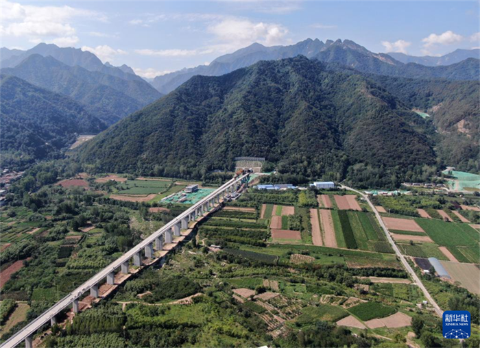 Conclus?o da instala??o de todas as pontes da ferrovia de alta velocidade Xi’an-Ankang