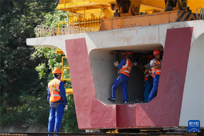 Conclus?o da instala??o de todas as pontes da ferrovia de alta velocidade Xi’an-Ankang