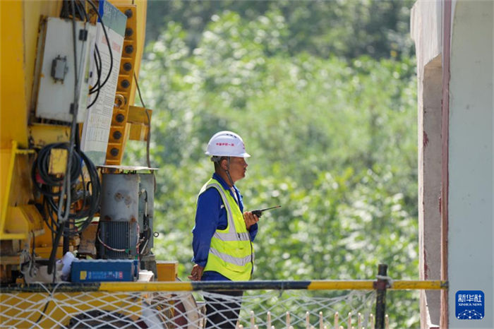 Conclus?o da instala??o de todas as pontes da ferrovia de alta velocidade Xi’an-Ankang