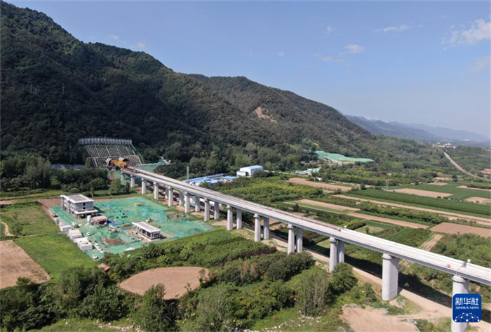 Conclus?o da instala??o de todas as pontes da ferrovia de alta velocidade Xi’an-Ankang