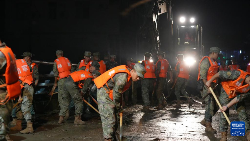 China: soldados do ELP, das for?as da Polícia Armada e milicianos s?o mobilizados para opera??es de controle de enchentes e resgate