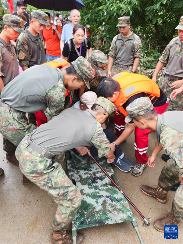 China: soldados do ELP, das for?as da Polícia Armada e milicianos s?o mobilizados para opera??es de controle de enchentes e resgate