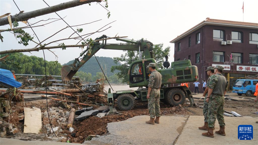 China: soldados do ELP, das for?as da Polícia Armada e milicianos s?o mobilizados para opera??es de controle de enchentes e resgate