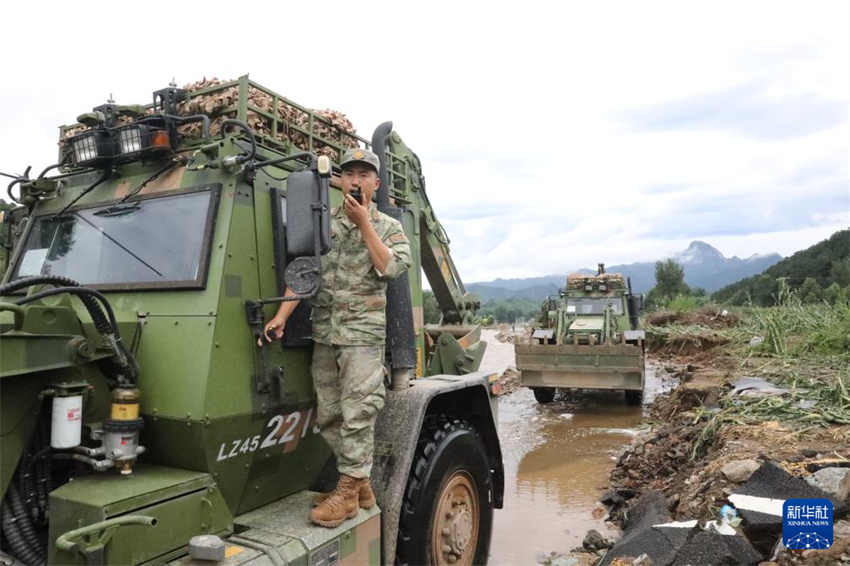 China: soldados do ELP, das for?as da Polícia Armada e milicianos s?o mobilizados para opera??es de controle de enchentes e resgate