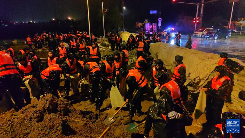 China: soldados do ELP, das for?as da Polícia Armada e milicianos s?o mobilizados para opera??es de controle de enchentes e resgate