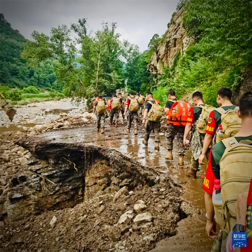 China: soldados do ELP, das for?as da Polícia Armada e milicianos s?o mobilizados para opera??es de controle de enchentes e resgate