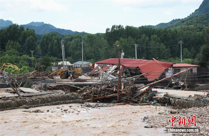 Vilas nos arredores de Beijing afetadas por chuvas fortes iniciam trabalhos de resgate e reparo de infraestruturas