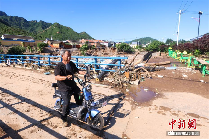 Vilas nos arredores de Beijing afetadas por chuvas fortes iniciam trabalhos de resgate e reparo de infraestruturas