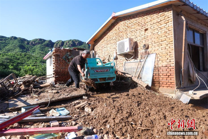 Vilas nos arredores de Beijing afetadas por chuvas fortes iniciam trabalhos de resgate e reparo de infraestruturas