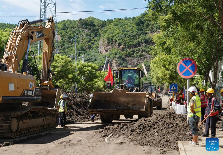 Equipes de resgate evacuam moradores retidos e limpam locais danificados em áreas afetadas por enchentes em Beijing
