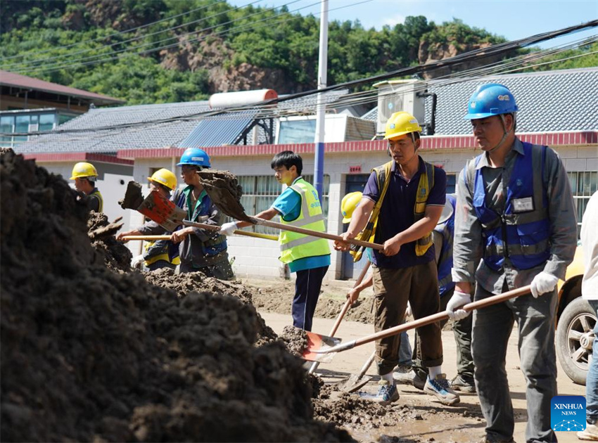 Equipes de resgate evacuam moradores retidos e limpam locais danificados em áreas afetadas por enchentes em Beijing