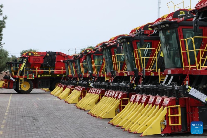 Galeria: oficina de fabrica??o de colheitadeiras de algod?o em Xinjiang