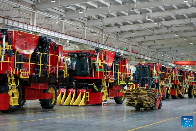 Galeria: oficina de fabrica??o de colheitadeiras de algod?o em Xinjiang