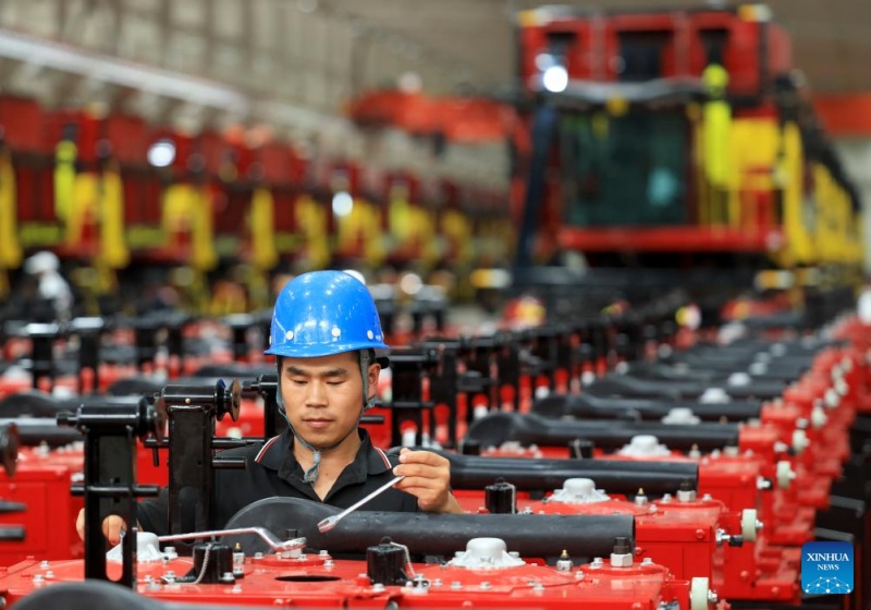 Galeria: oficina de fabrica??o de colheitadeiras de algod?o em Xinjiang