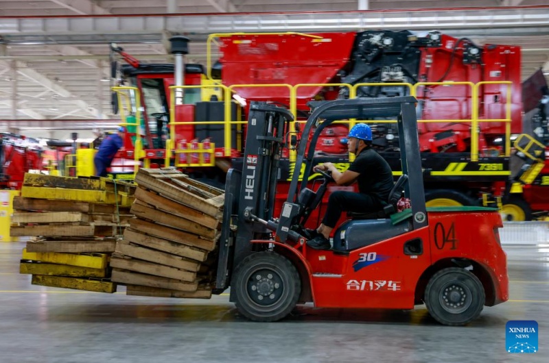 Galeria: oficina de fabrica??o de colheitadeiras de algod?o em Xinjiang