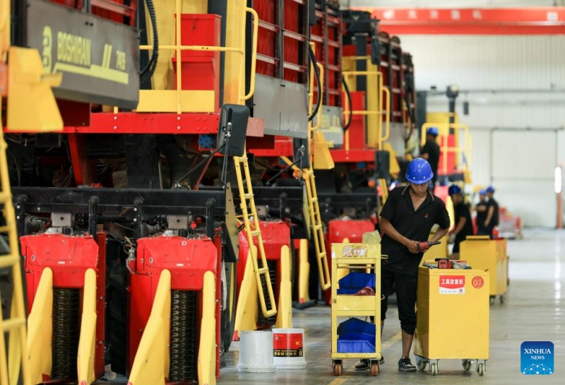 Galeria: oficina de fabrica??o de colheitadeiras de algod?o em Xinjiang