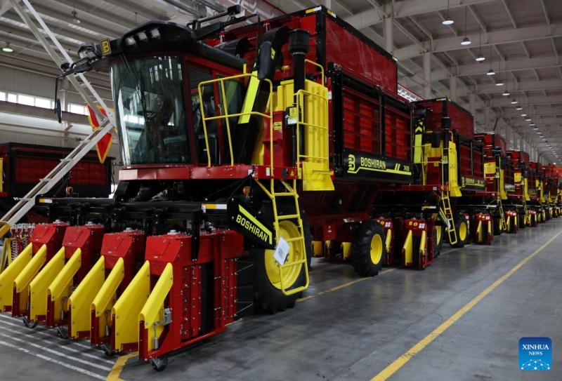 Galeria: oficina de fabrica??o de colheitadeiras de algod?o em Xinjiang