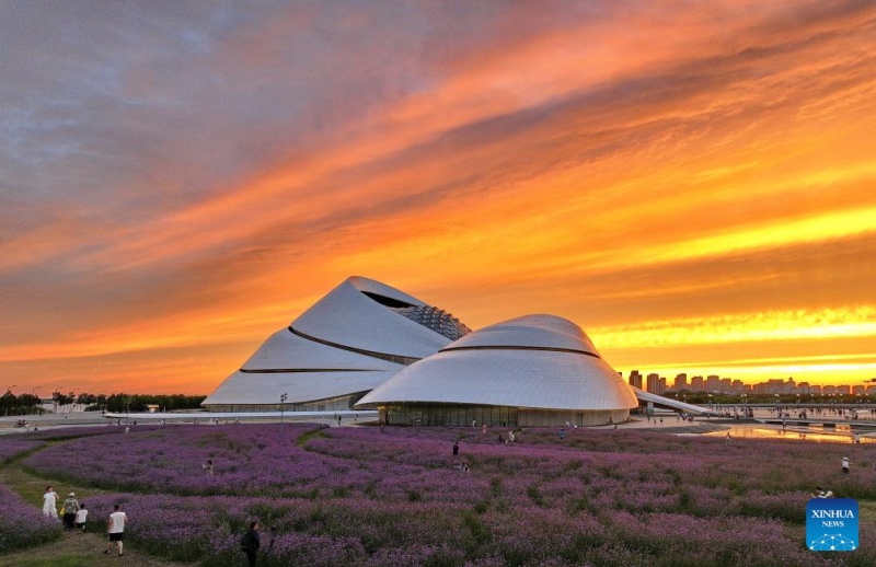 Ver?o fresco em Harbin atrai turistas para férias