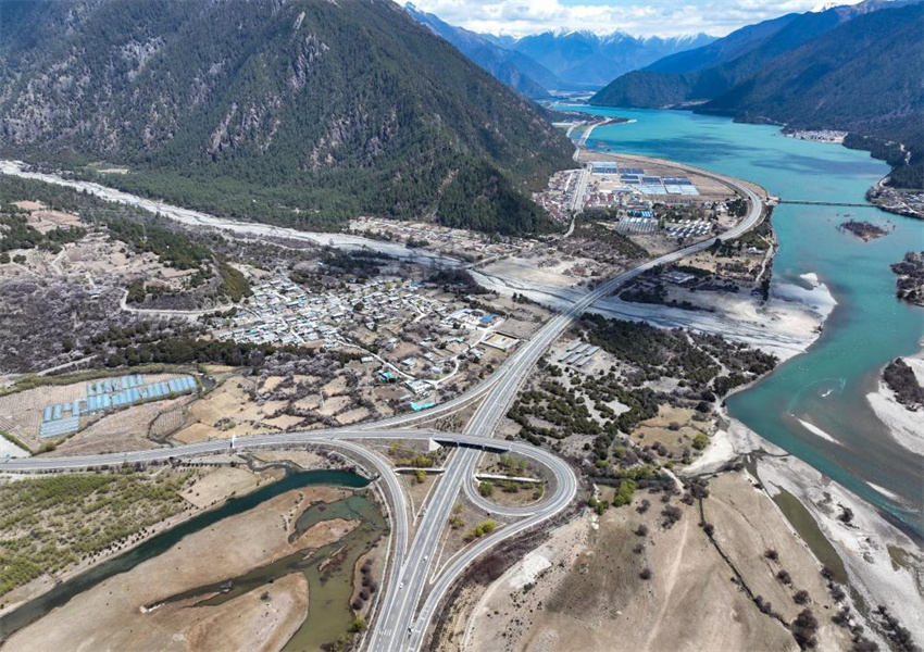 Rede de transporte abrangente impulsiona o desenvolvimento em Xizang