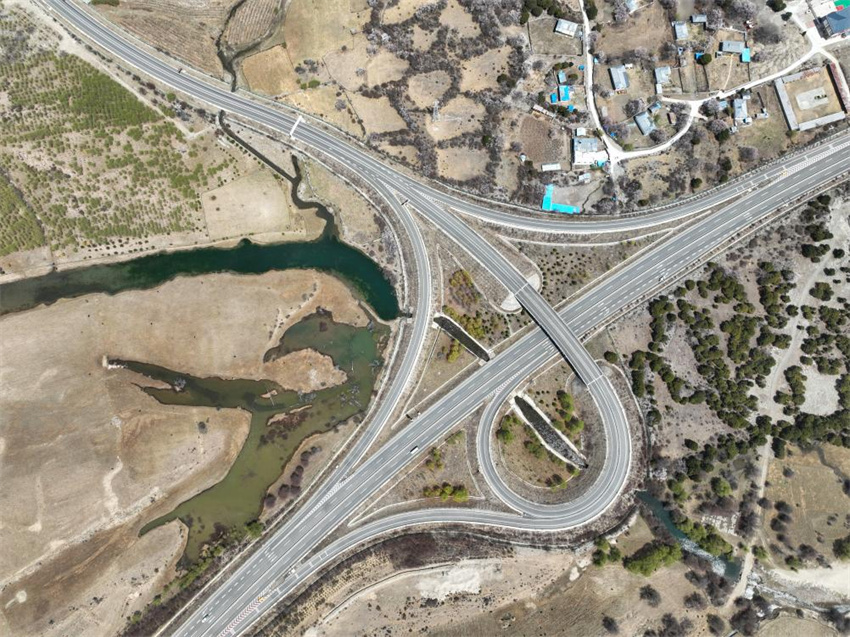 Rede de transporte abrangente impulsiona o desenvolvimento em Xizang